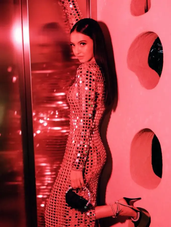 Raline Shah Mirip Lampu Disko