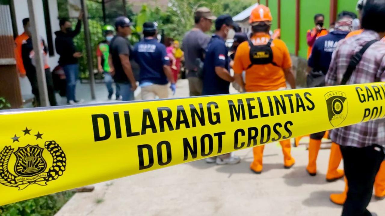PN dan istrinya berteriak sejadi-jadinya sehingga warga berkerumun ke rumahnya.