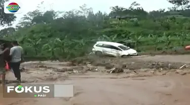 Material lumpur dan batang-batang pohon yang terbawa derasnya aliran sungai menerjang sejumlah rumah warga.