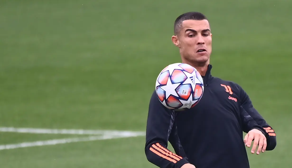 Penyerang Juventus, Cristiano Ronaldo mengontrol bola saat ia mengambil bagian dalam sesi latihan di 'Juventus Training Center' di Turin (3/11/2020). Juventus akan bertanding melawan Ferencvaros pada Grup G Liga Champions di Puskas Arena. (AFP/Marco Bertorello)