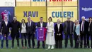 Pelatih baru FC Barcelona Xavi Hernandez (tengah) berpose di samping presiden FC Barcelona Joan Laporta dan anggota keluarganya selama presentasi resminya di stadion Camp Nou di Barcelona, Spanyol, Senin (8/11/2021). (AP Photo/Joan Monfort)