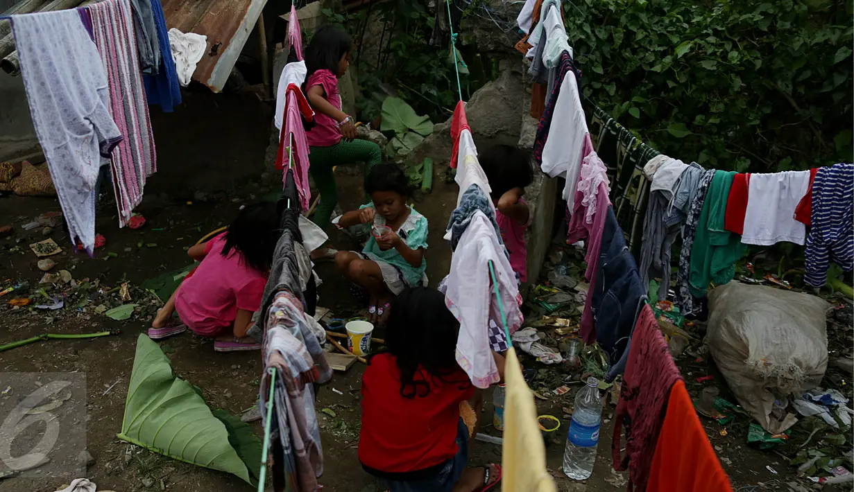 Sejumlah anak terlihat asyik bermain di pengungsian Sinabung, Desa Batu Karang, Medan, Sabtu (4/7/2015). Sebanyak 1254 jiwa dari desa Gursinayan sudah mengungsi selama 1 bulan. (Liputan6.com/JohanTallo)