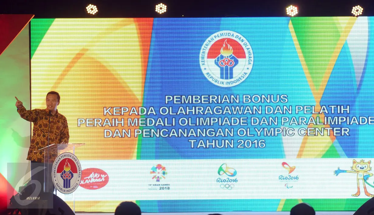 Menpora Imam Nahrawi memberi arahan jelang penyerahan bonus atlet peraih medali Olimpiade dan Paralimpiade Brasil 2016, Jakarta, Rabu (2/11). Usai menyerahkan bonus, Menpora meninjau pembangunan gedung olimpic centre. (Liputan6.com/Helmi Fithriansyah)