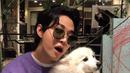 Dari dulu sampai sekarang, pesona baby face Henry Lau susah untuk memudar, ditambah lagi saat pakai kacamata hitam, bikin gemas! (FOTO: instagram.com/henryl89/)