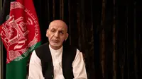 Gambar dari rekaman pesan video yang disiarkan di halaman Facebook Presiden Afghanistan terguling Ashraf Ghani menunjukkan dia berbicara pada 18 Agustus 2021. Ashraf Ghani membuat penampilan pertamanya sejak meninggalkan Afghanistan setelah ibu kota Kabul dikepung Taliban. (FACEBOOK/AFP)