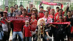 Suporter tim Serdadu Tridatu berkumpul jelang menyaksikan laga Persija melawan Bali United di Stadion Patriot Candrabhaga, Bekasi, Minggu (21/5). Laga kedua tim berakhir imbang 0-0. (Liputan6.com/Helmi Fithriansyah)