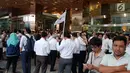Sejumlah karyawan berkumpul di sebrang kantor Bursa Efek Indonesia (BEI) saat balkon lantai 1 bangunan ambruk, Jakarta, Senin (15/1). (Liputan6.com/Herman Zakharia)