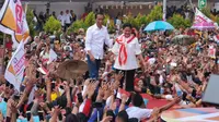 Capres nomor urut 01 Jokowi dan istrinya Iriana kampanye terbuka di Kubu Resort, Pontianak, Kalimantan Barat. (foto: dokumentasi TKN Jokowi-Ma'ruf)