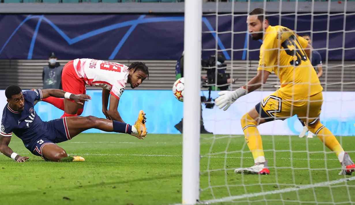 Tuan rumah RB Leipzig langsung menekan pertahanan PSG sejak menit awal. Hasilnya mereka unggul cepat 1-0 pada menit ke-8. Christopher Nkunku berhasil mencetak gol lewat sundulan kepala usai memanfaatkan umpan Andre Silva. (AFP/Ronny Hartmann)
