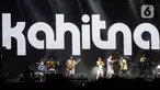 Kahitna sukses memukau para penggemar pada hari pertama We The Fest (WTF) 2023 di GBK Sport Complex, Senayan, Jakarta, Jumat (21/7/2023). Single-single hits Kahitna seperti Soulmate, Cerita Cinta, dan Cantik membuat para penonton WTF 2023 menyanyi bersama. (Liputan6.com/Johan Tallo)