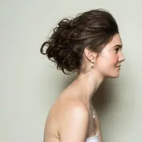 Rambut diikat cepol. (via: weddbook.com)