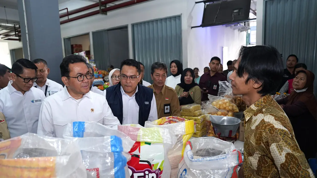 Tinjau Pasar Prawirotaman, Mendag Budi Optimis Harga Bapok Stabil dan Pasokan Terjaga Jelang Nataru