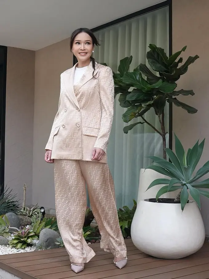 6 Potret Maia Estianty dengan Soft Glam Makeup Look yang Bikin Pangling, Kelihatan Lebih Muda!