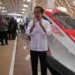 Presiden Indonesia Joko Widodo memberi isyarat selama uji coba kereta cepat Jakarta di Jakarta-Bandung pada 13 September 2023. (Akbar Nugroho Gumay/Antara Foto/AFP)