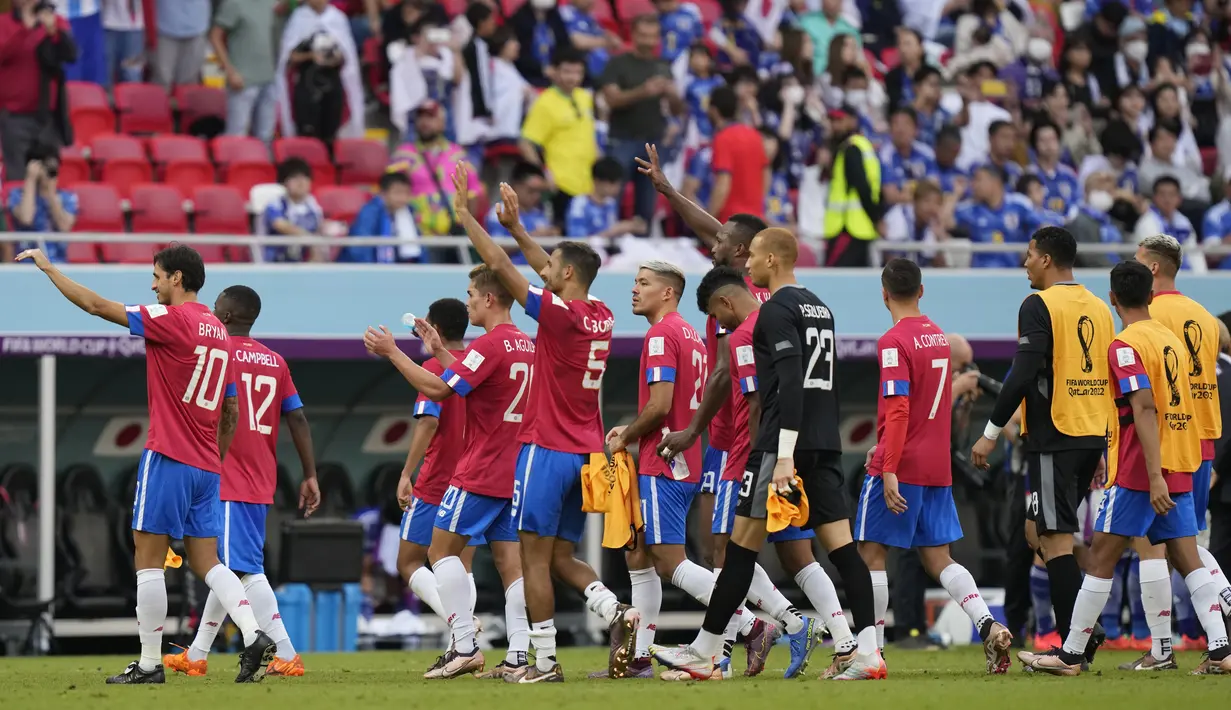 Para pemain Kosta Rika merayakan kemenangan atas Jepang pada grup E Piala Dunia 2022 Qatar di Stadion Ahmad Bin Ali di Al Rayyan, Qatar, Minggu, 27 November 2022. Kosta Rika menang tipis atas Jepang dengan skor 1-0. (AP Photo/Darko Bandic)
