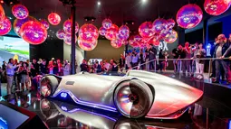 Mobil konsep Mercedes EQ Silver Arrow dikelilingi awak media dalam IAA Auto Show di Frankfurt, Jerman, Senin (9/9/2019). IAA Auto Show terbuka untuk umum pada 12 September 2019. (AP Photo/Michael Probst)