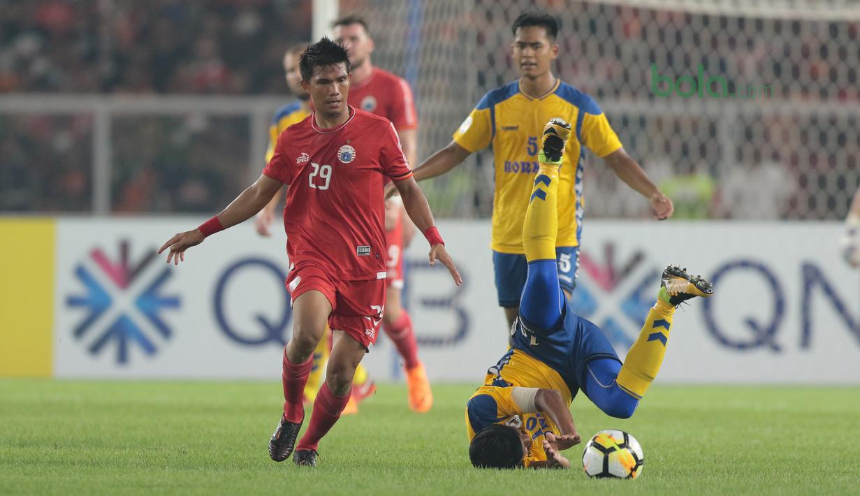 Pemain Persija Jakarta, Sandi Sute menjatuhkan lawannya pemain Tampines Rovers pada laga Piala AFC 2018 di Stadion Utama GBK, Senayan, Jakarta (28/2/2018). Persija menang 4-1. (Bola.com/Nick Hanoatubun)