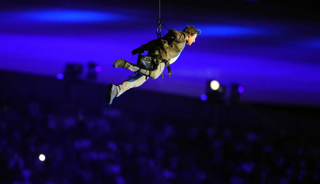 Sejumlah penyanyi dan aktor terkenal, seperti Tom Cruise terlibat dalam rangkaian upacara penutupan Olimpiade Paris 2024. (AP Photo/Kin Cheung)