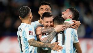 Lionel Messi menyumbangkan satu gol saat Timnas Argentina menang 3-1 atas Venezuela pada laga ke-17 kualifikasi Piala Dunia 2022 zona CONMEBOL di Estadio Alberto J. Armando, Sabtu (26/3/2022) pagi WIB. (AP Photo/Natacha Pisarenko)