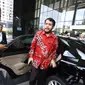 Wakil Ketua MK Anwar Usman turun dari mobil setibanya di Gedung KPK, Jakarta, Senin (13/2). Anwar Usman bersama Majelis Kehormatan MK kembali mendatangi KPK guna melakukan pemeriksaan lanjutan kepada Patrialis Akbar (Liputan6.com/Helmi Afandi)