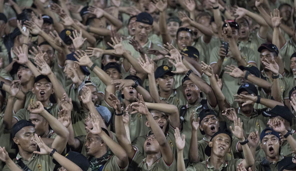 Suporter PS TNI pada laga Piala Jenderal Sudirman melawan Pusamania Borneo FC di Stadion Gelora Delta Sidoarjo, Jawa Timur, Rabu (18/11/2015). (Bola.com/Vitalis Yogi Trisna)