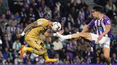 Pemain Real Valladolid, Alvaro Aguado, berebut bola dengan pemain Barcelona, Raphinha, pada laga pekan ke-36 La Liga di di Estadio Municipal Jose Zorilla, Rabu (24/5/2023). Barca takluk 1-3 dari tuan rumah Real Valladolid. (AP Photo/Manu Fernandez)