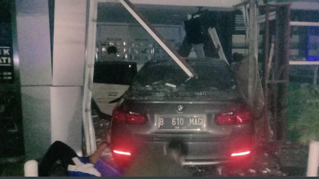 Mobil Sedan Menabrak Apotek Senopati, Jakarta Selatan