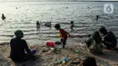 Selain bermain pasir dan main air di pantai Ancol pengunjung bisa menikmati matahari terbenam. (Liputan6.com/Johan Tallo)