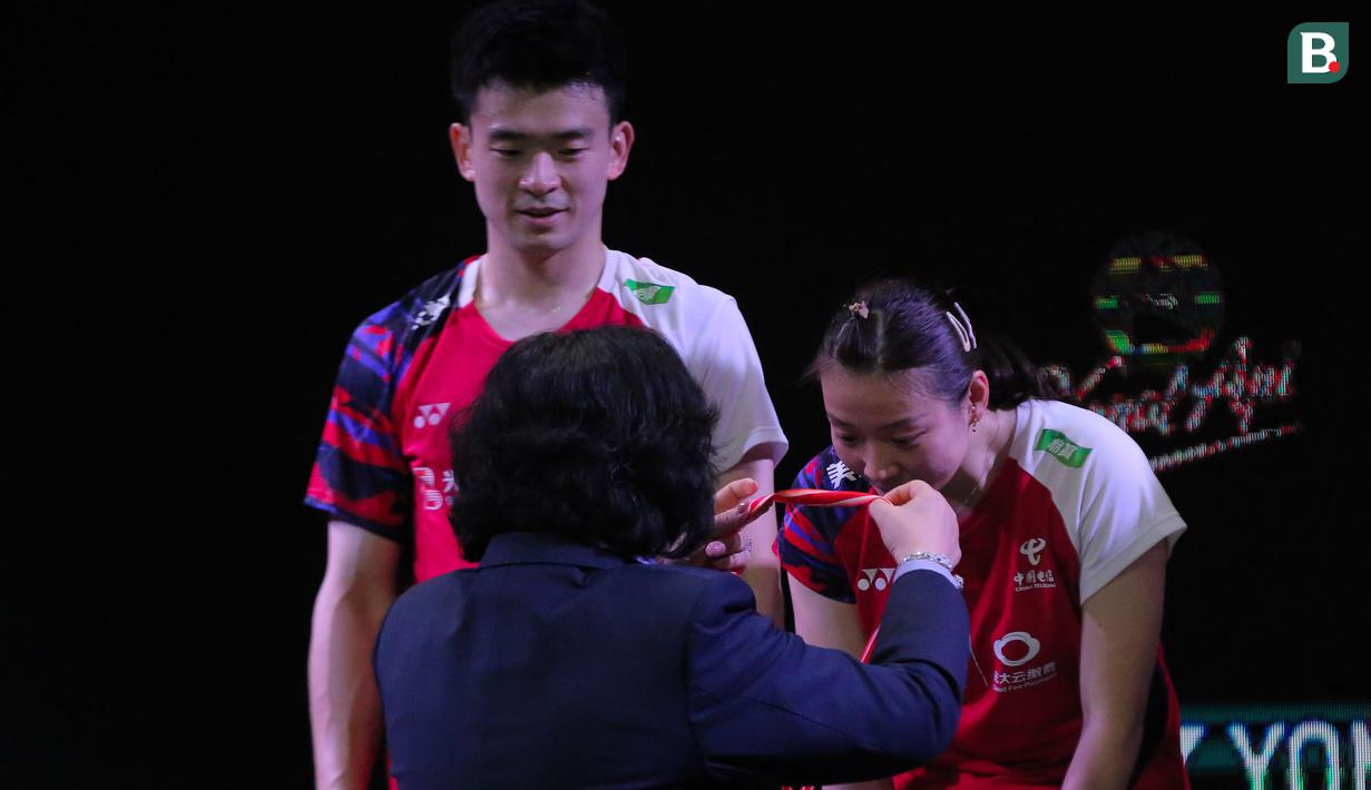 <p>Pebulu tangkis ganda campuran China, Huang Ya Qiong menerima kalungan medali dari Deputi Presiden BWF, Khunying Patama Leeswadtrakul saat upacara penyerahan trofi dan medali usai laga final turnamen bulu tangkis Indonesia Open 2024 di Istora Senayan, Jakarta, Minggu (9/6/2024). Zheng Si Wei/Huang Ya Qiong menjadi runner-up usai kalah dua game langsung 11-21, 14-21 dari sesama wakil China, Jiang Zhen Bang/Wei Ya Xin. (Bola.com/Syahkist Afi Daib)</p>