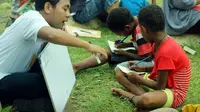 Staf Khusus Presiden RI Bidang Inovasi dan Pendidikan Billy Mambrasar bersama anak-anak Indonesia Timur. (Istimewa)