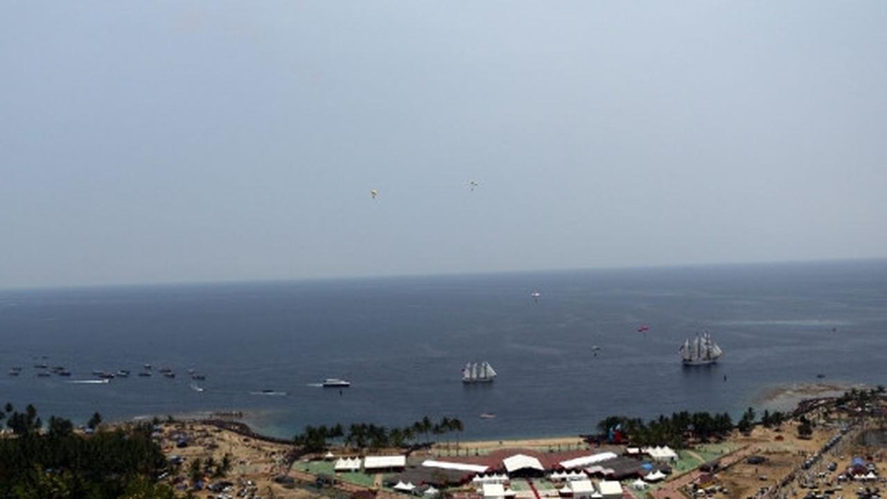 Parade kapal perang sambut Jokowi di Sail Tomini 2015