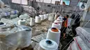 Seorang pekerja memintal benang di Kebayoran Lama, Jakarta, Kamis (19/1/2023). Kenaikan alokasi KUR ini juga membuat jatah KUR perbankan tumbuh signifikan tahun ini.  (Liputan6.com/Angga Yuniar)