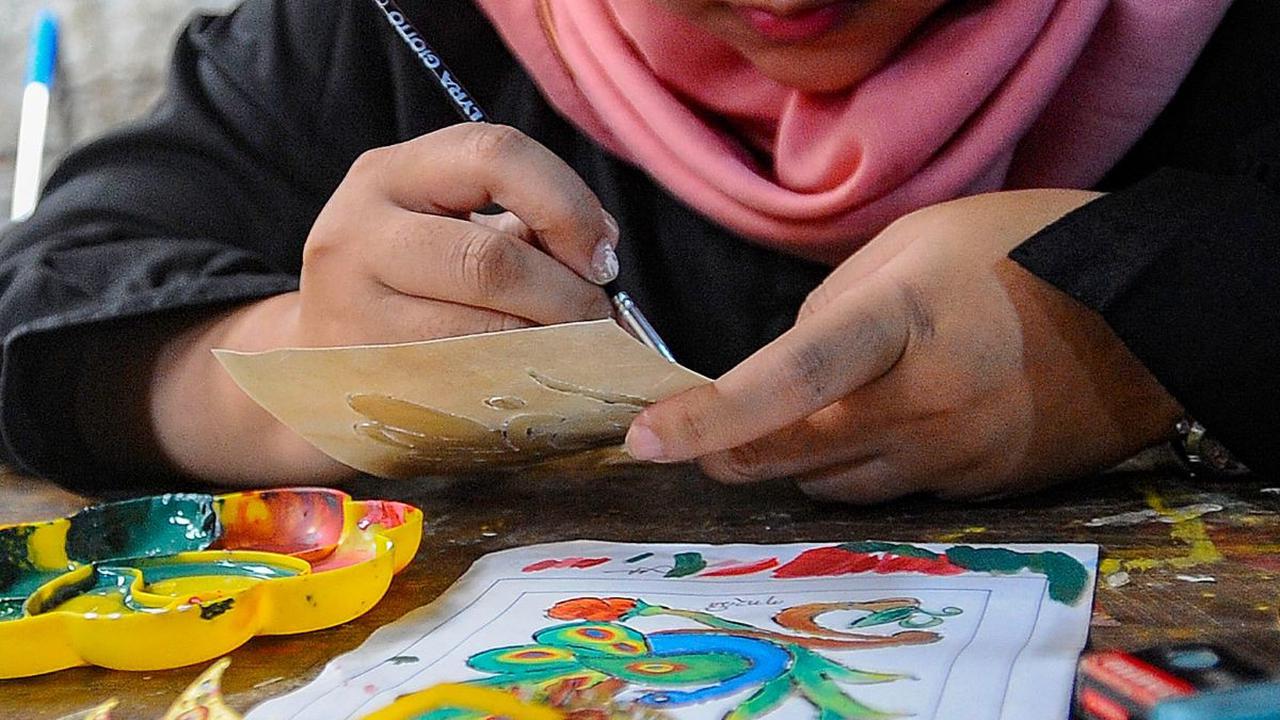 FOTO: Mewarisi Seni Ukir Wayang Kulit Kepada Generasi Z di Kota Bantul, Yogyakarta