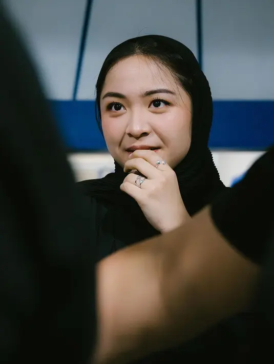 Dengan penampilan yang memukau ini, Bernadya tidak hanya menunjukkan sisi profesionalismenya di panggung, tetapi juga membuktikan bahwa keanggunan bisa hadir dalam kesederhanaan.