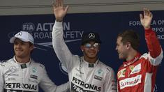 Lewis Hamilton (tengah) tampil tercepat di sesi kualifikasi GP China yang berlangsung di Sirkuit Internasional Shanghai, Sabtu (11/4/2015) sore WIB.(AFP PHOTO/FRED DUFOUR)