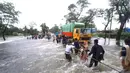 Banjir juga menyebabkan terputusnya perjalanan dan komunikasi antara ibu kota, Dhaka, dan kota pelabuhan Chattogram karena sebagian jalan raya utama terendam air. (Foto oleh AFP)