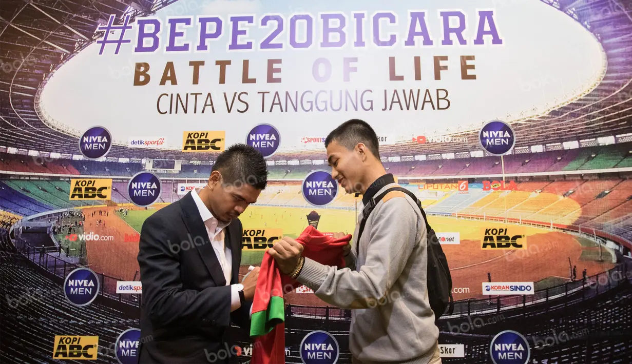 Pada penghujung acara pemain yang akrab disapa Bepe itu menyempatkan diri menyapa penggemar dengan memberikan tanda tangannya. (Bola.com/Vitalis Yogi Trisna)