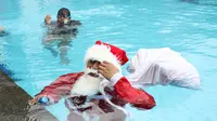 Sinterklas berenang membagi hadiah (Reza Kuncoro/Liputan6.com)