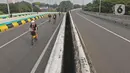 Warga bersepeda saat Car Free Day (CFD) di Jalan Layang Non Tol Antarasari, Jakarta, Minggu (28/6/2020). Pemprov DKI Jakarta menggelar HBKB atau CFD di 32 lokasi baru untuk menggantikan HBKB yang ditiadakan di Jalan Sudirman-Thamrin. (Liputan6.com/Herman Zakharia)