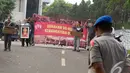 Ratusan aktivis '98 dari berbagai daerah terpaksa bertahan di pinggir jalan raya dan Kantor Kemenpora serta dikelilingi polisi dan anggota TNI yang berpakaian dinas, Jakarta, Selasa (24/06/2014) (Liputan6.com/Faisal R Syam) 