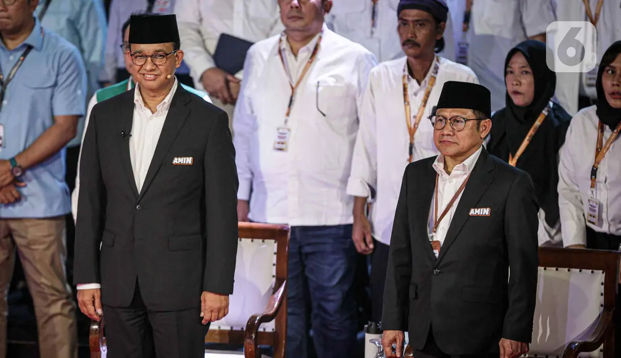 Pasangan calon presiden dan wakil presiden 2024 dengan nomor urut 1, Anies Rasyid Baswedan-Muhaimin Iskandar sesaat sebelum acara debat perdana Calon Presiden pada Pilpres 2024. (Liputan6.com/Faizal Fanani)