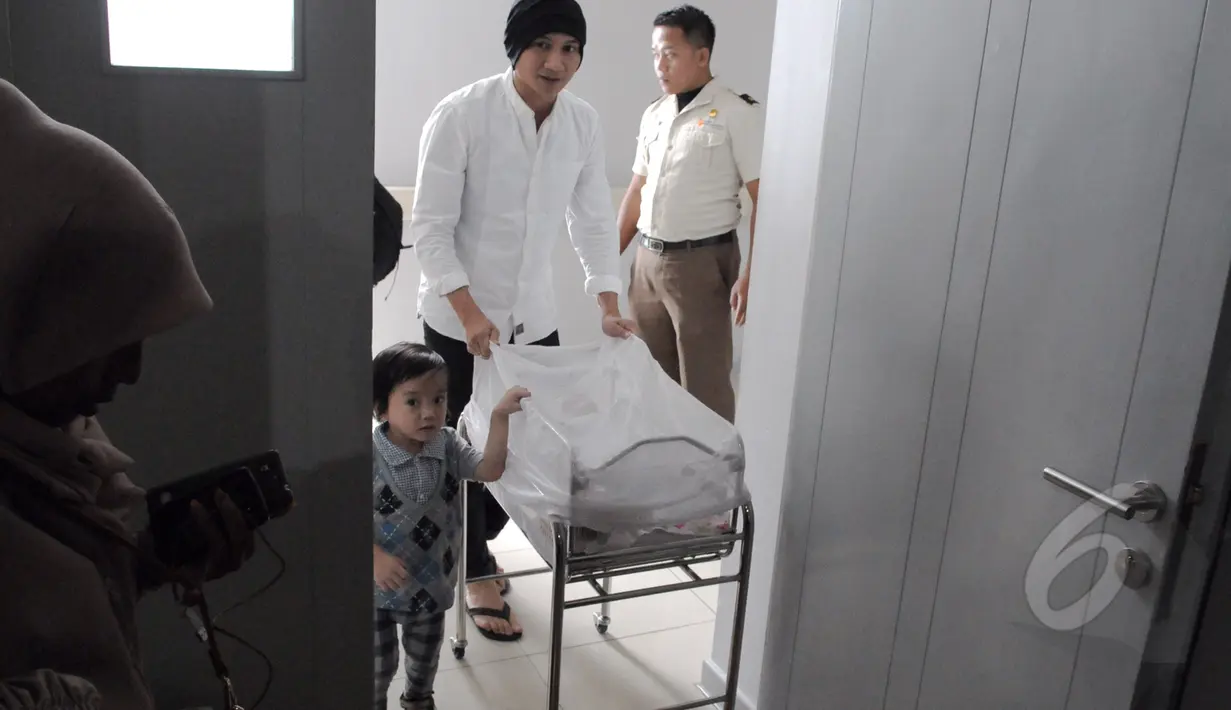 Anji ditemani anak seorang anaknya mendorong kereta bayi berisi anak keempatnya Sigra Umar Narada, Jakarta, Sabtu (11/4/2015). Berat anak ke-4 Anji 3,49kg dan panjang 49cm lahir melalui proses sesar (Liputan6.com/Andrian M Tunay) 