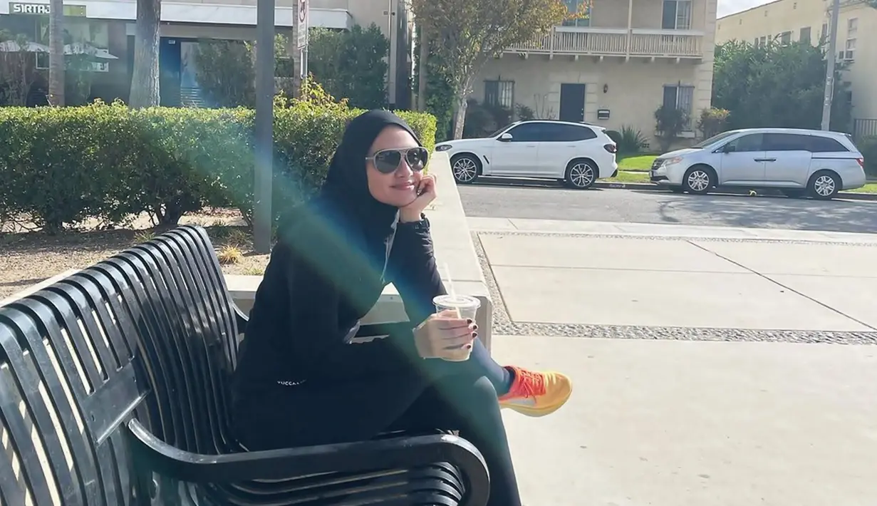 Meski tengah menjalani liburan, ia pun tetap mengisi waktu disela liburannya tersebut dengan olahraga. Tampil dengan busana olahraga serba hitam, ia pun lagi pagi kawasan Beverly Hills, California. Tampil sporty dengan tetap berhijab, gayanya ini pun menuai banyak pujian. (Liputan6.com/IG/@zeezeeshahab)