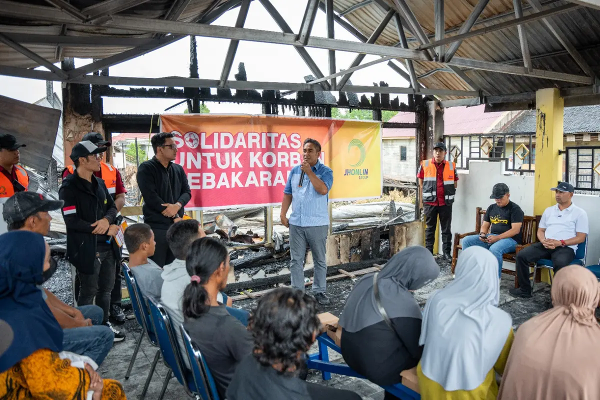 Jhonlin Group berikan bantuan total Rp1 miliar kepada 20 pemilik rumah korban bencana kebakaran di Kelurahan Tungkaran Pangeran, Kec. Simpang Empat, Tanah Bumbu, Senin (1/7/2024) (Istimewa)