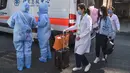 Staf medis mengucapkan selamat jalan ke pasien sembuh COVID-19 di Beijing, China (28/4/2020). Rumah Sakit Xiaotangshan yang digunakan untuk mengarantina pasien SARS di Beijing, telah memulangkan semua pasien COVID-19 Selasa (28/4) dan dijadwalkan berhenti beroperasi Rabu (29/4). (Xinhua/Peng Ziyang)