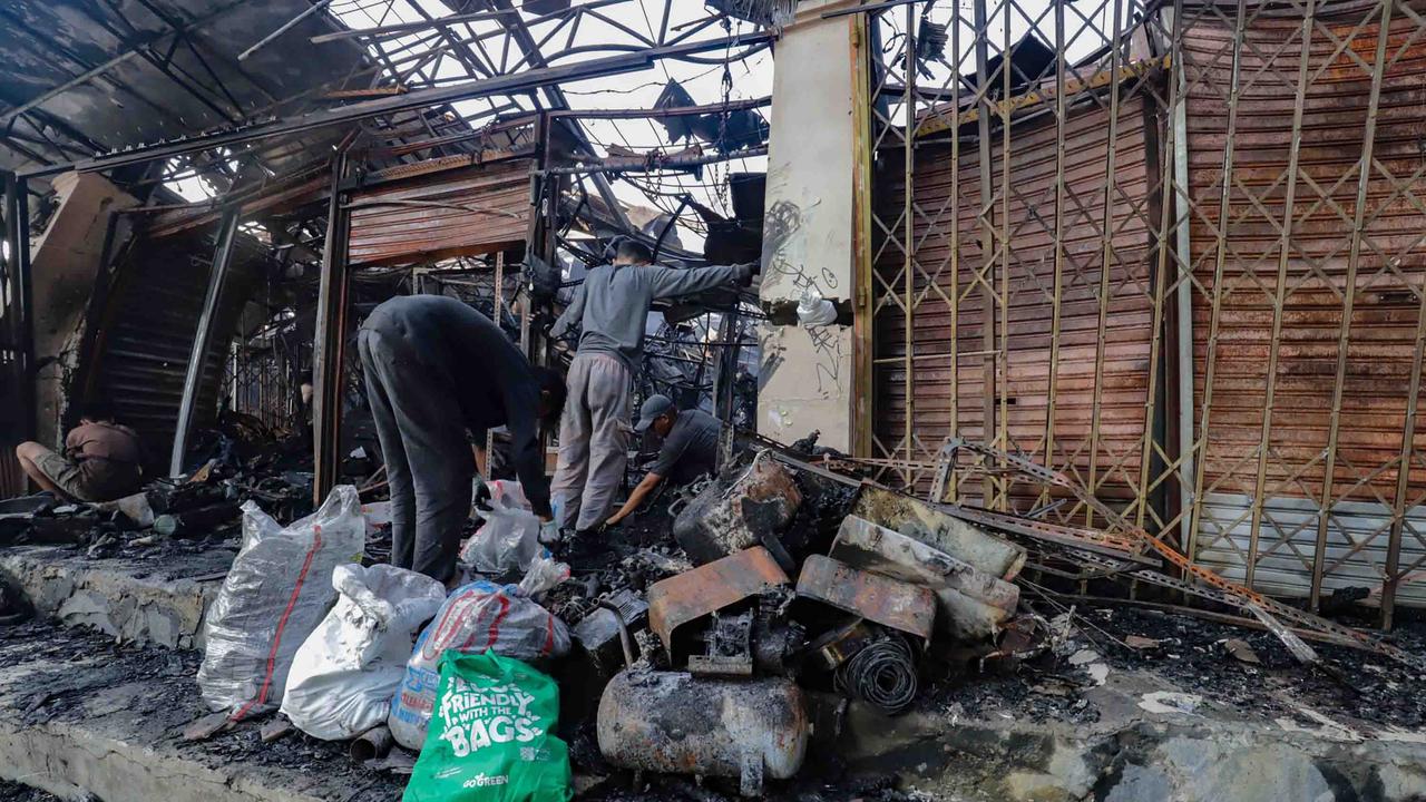 FOTO: Pedagang Taman Puring Mencari Sisa Dagangan Usai Kebakaran Besar