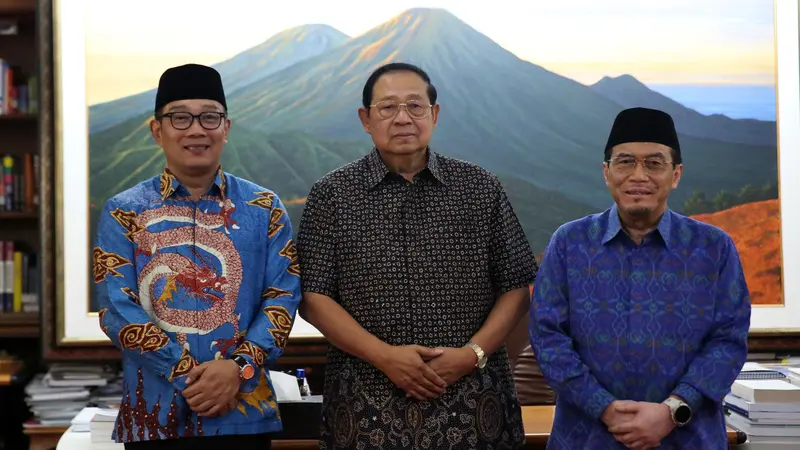 Pasangan bakal cagub dan cawagub Jakarta Ridwan Kamil-Suswono bersilaturahmi ke kediaman Presiden ke-6 RI Susilo Bambang Yudhoyono (SBY) di Cikeas, Kamis (19/9/2024).