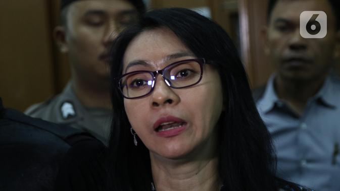 Terdakwa dugaan suap revitalisasi dua pasar di Kabupaten Kepulauan Talaud TA 2019, Sri Wahyumi Maria Manalip usai menjalani sidang tuntutan di Pengadilan Tipikor, Jakarta, Senin (18/11/2019). Mantan Bupati Kepulauan Talaud itu dituntut hukuman tujuh tahun penjara. (Liputan6.com/Helmi Fithriansyah)