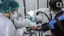 Petugas medis memeriksa kondisi pekerja ritel sebelum divaksin COVID-19 Astrazeneca di GOR Tanjung Duren, Jakarta Barat, Senin (24/5/2021). Berdasarkan data Kementerian Kesehatan hingga 23 Mei 2021, sebanyak 14.890.933 orang telah menerima vaksin COVID-19 dosis pertama. (Liputan6.com/Faizal Fanani)