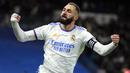 Karim Benzema. Striker berusia 33 tahun yang telah membela Real Madrid selama 13 musim ini baru saja memecahkan rekor Thierry Henry di laga melawan Sevilla, 29 November 2021 lalu. Satu golnya membuat koleksinya menjadi 361 gol yang dicetak bersama Real Madrid dan Lyon sejak 2004. (AP/Manu Fernandez)